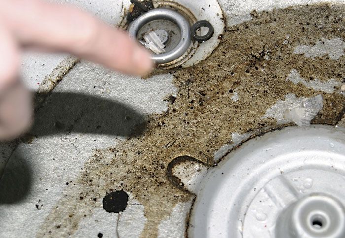 Ελέγξτε κάτω από το χώρο της ρεζέρβας για πιθανή εμφάνιση νερού και σκουριάς. Σε τέτοια περίπτωση, ξανασκεφτείτε την αγορά σας. 